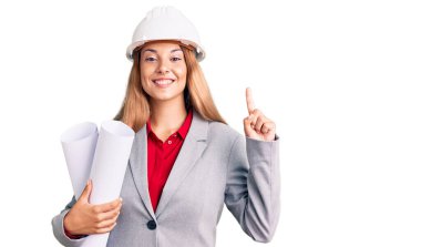 Mimar şapkalı güzel genç bir kadın bir fikir ya da soru işareti ile şaşırdı. 