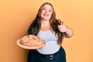 Ayrıca elinde mutlu ve pozitif gülümseyen beyaz bir kadın var. Başparmağıyla mükemmel ve onay işareti yapıyor. 