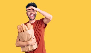 Elinde ekmek dolu kağıt torba tutan genç bir İspanyol. Eli kanlı, şaşırmış ve sinirli bir yüz. 