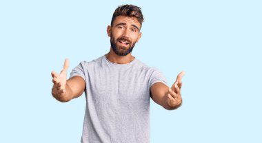 Gündelik kıyafetler giyen, neşeli gülümseyen, yardım eli uzatan ve kabullenen genç İspanyol adam.. 