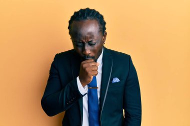 Yakışıklı, takım elbiseli ve kravatlı genç bir adam kendini iyi hissetmiyor ve soğuk algınlığı veya bronşitin belirtisi olarak öksürüyor. sağlık hizmeti kavramı. 