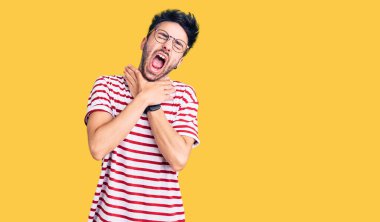 Günlük kıyafetler giyen genç İspanyol adam boğularak can çekişiyor çünkü boğularak ölüyor. Sağlık problemi. Boğulma ve intihar konsepti. 