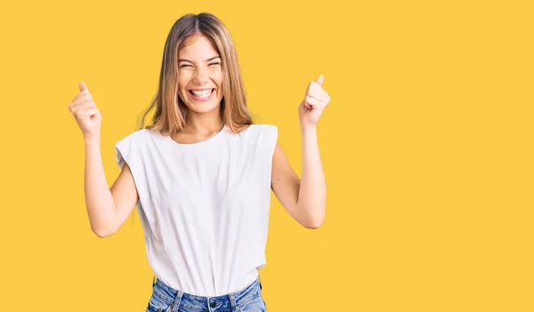 Mooie Blanke Vrouw Met Blond Haar Casual Witte Tshirt Vieren — Stockfoto