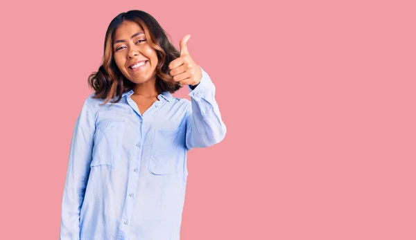 Jonge Mooie Gemengde Ras Vrouw Dragen Casual Business Shirt Glimlachen — Stockfoto