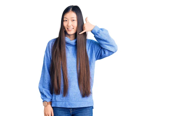 Młoda Piękna Chinka Ubrana Luźny Sweter Golfem Uśmiechająca Się Robiąca — Zdjęcie stockowe