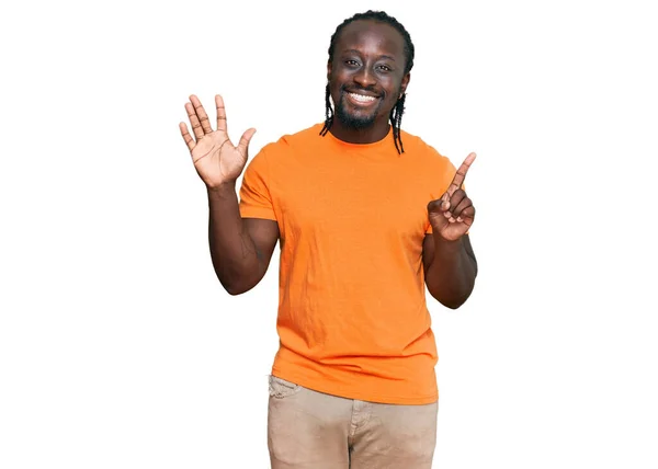 Bonito Jovem Afro Americano Vestindo Roupas Casuais Mostrando Apontando Para — Fotografia de Stock