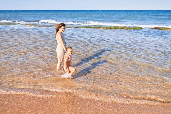 Bella Madre Figlia Che Giocano Spiaggia — Foto Stock