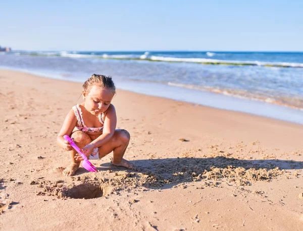 Schattig Blond Kind Bikini Zandkasteel Bouwen Met Emmer Schop Aan — Stockfoto