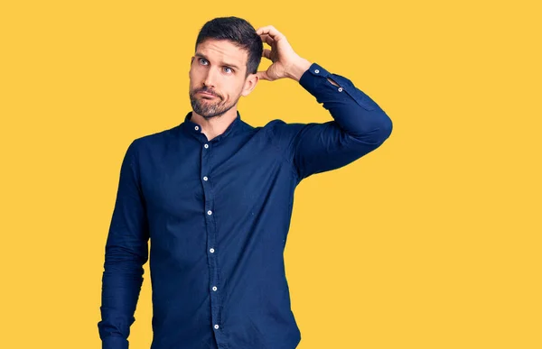 Joven Hombre Guapo Con Camisa Casual Confundir Preguntarse Acerca Pregunta —  Fotos de Stock