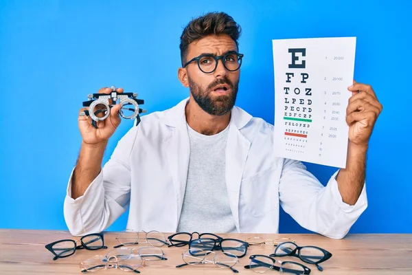 Młody Hiszpan Okularami Optometrycznymi Papierem Literami Bez Pojęcia Zdezorientowanym Wyrazem — Zdjęcie stockowe