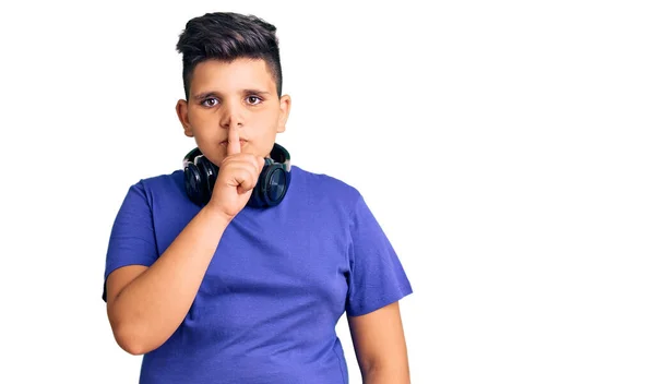 Menino Ouvindo Música Usando Fones Ouvido Pedindo Para Ficar Quieto — Fotografia de Stock