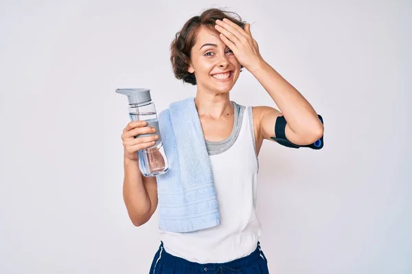 Jonge Latijns Amerikaanse Vrouw Draagt Sportkleding Handdoek Drinken Fles Water — Stockfoto