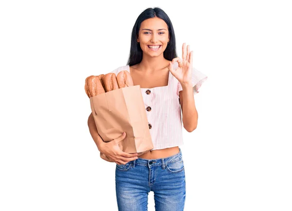 Jovem Bela Menina Latina Segurando Saco Papel Com Pão Fazendo — Fotografia de Stock