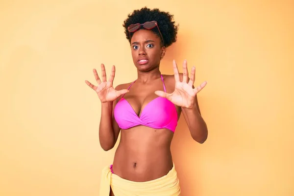 Joven Mujer Afroamericana Vistiendo Bikini Asustada Aterrorizada Con Expresión Del —  Fotos de Stock