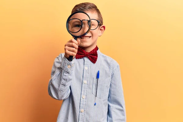 Criança Loira Bonito Vestindo Gravata Arco Nerd Óculos Segurando Lupa — Fotografia de Stock
