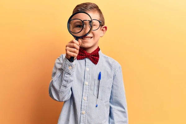 Schattig Blond Kind Dragen Nerd Strik Bril Houden Vergrootglas Kijken — Stockfoto