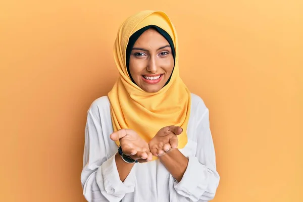 Junge Brünette Araberin Mit Traditionellem Islamischen Hijab Schal Die Lächelnd — Stockfoto