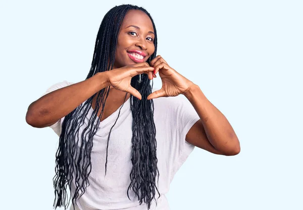 Fiatal Afro Amerikai Alkalmi Ruhát Visel Mosolygó Szerelmes Mutatja Szív — Stock Fotó