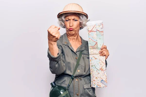 Senior Mujer Pelo Gris Con Sombrero Explorador Sosteniendo Mapa Molesto —  Fotos de Stock