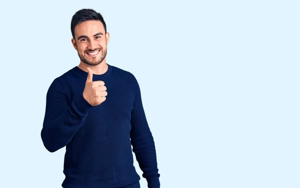 Joven Hombre Guapo Usando Ropa Casual Haciendo Gesto Feliz Con —  Fotos de Stock