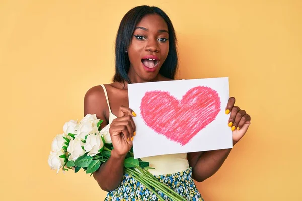 Jonge Afrikaanse Amerikaanse Vrouw Met Hart Trekken Bloemen Vieren Gek — Stockfoto