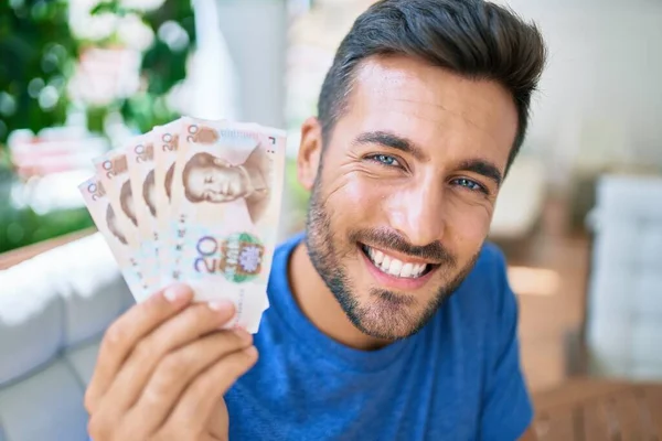 Fiatal Spanyol Férfi Mosolyog Boldog Kezében Kínai Jüan Bankjegyek Teraszon — Stock Fotó