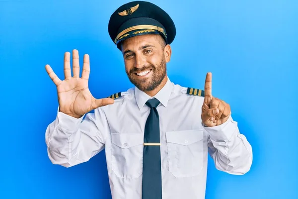 Hombre Guapo Con Barba Llevando Uniforme Piloto Avión Mostrando Apuntando — Foto de Stock
