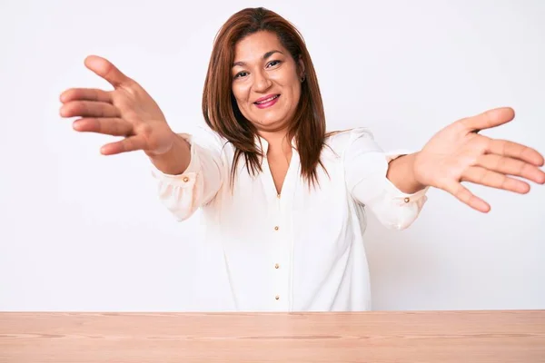 Middle Age Brunette Hispanic Business Woman Wearing Casual White Shirt — Stock Photo, Image