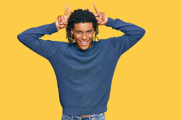 Jovem Afro Americano Vestindo Camisola Inverno Casual Posando Engraçado Louco — Fotografia de Stock