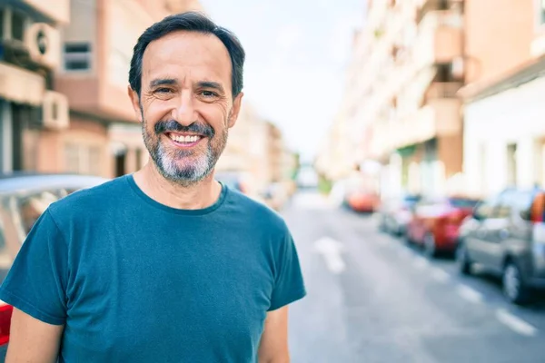 Middelbare Leeftijd Man Met Baard Glimlachen Gelukkig Buiten — Stockfoto