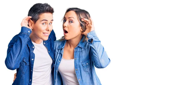 Par Mujeres Con Ropa Casual Sonriendo Con Mano Sobre Oreja —  Fotos de Stock