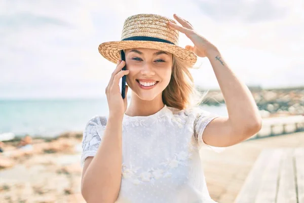 Junge Kaukasische Touristin Lächelt Glücklich Und Spricht Auf Dem Smartphone — Stockfoto
