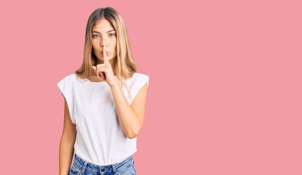 Hermosa Mujer Caucásica Con Pelo Rubio Con Camiseta Blanca Casual —  Fotos de Stock