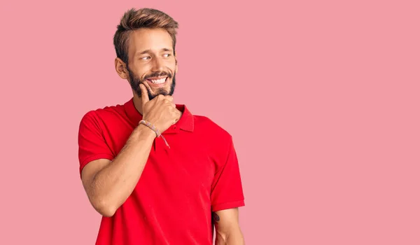 Hombre Guapo Rubio Con Barba Usando Ropa Casual Con Mano —  Fotos de Stock