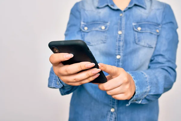 Jonge Kaukasische Vrouw Hebben Gesprek Met Behulp Van Smartphone Geïsoleerde — Stockfoto