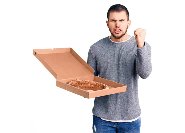 Jovem Homem Bonito Segurando Entrega Pizza Italiana Irritado Frustrado Gritando — Fotografia de Stock