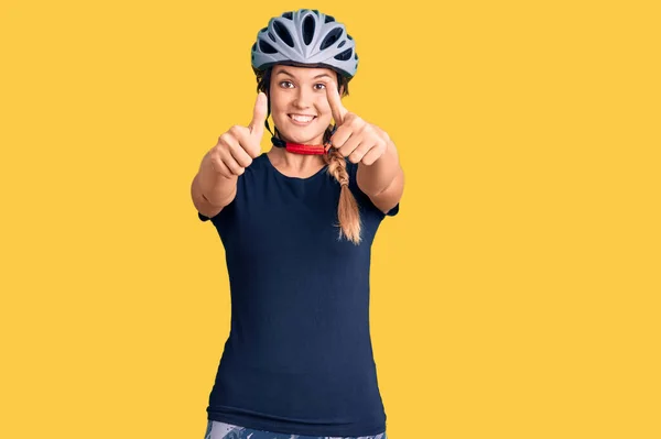 Красивая Белая Женщина Велосипедном Шлеме Одобряющая Позитивный Жест Рукой Улыбается — стоковое фото