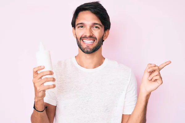Hezký Hispánský Muž Drží Kosmetický Hydratační Krém Obličeje Úsměv Šťastný — Stock fotografie