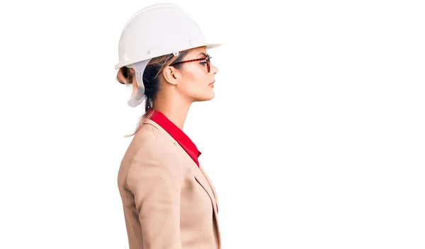 Joven Hermosa Mujer Usando Hardhat Arquitecto Mirando Lado Pose Perfil — Foto de Stock