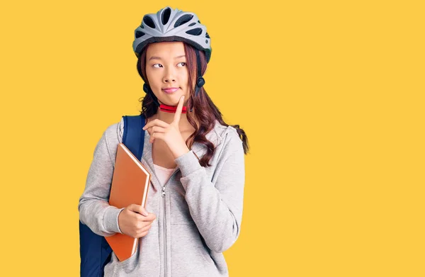 Menina Chinesa Bonita Nova Usando Mochila Estudantil Capacete Bicicleta Segurando — Fotografia de Stock