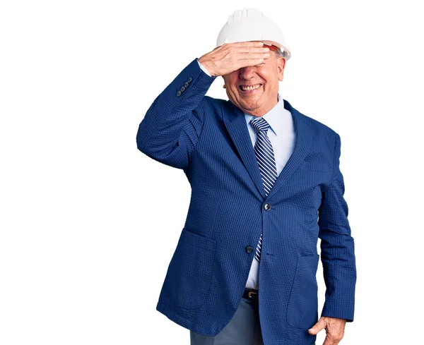 Senior Stilig Gråhårig Man Klädd Kostym Och Arkitekt Hardhat Ler — Stockfoto