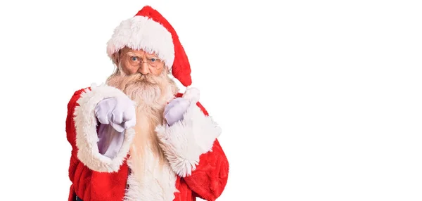 Gri Saçlı Uzun Sakallı Ihtiyar Geleneksel Noel Baba Kostümü Giyiyor — Stok fotoğraf