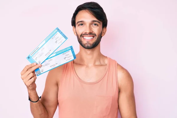 Bonito Homem Hispânico Segurando Cartão Embarque Olhando Positivo Feliz Sorrindo — Fotografia de Stock