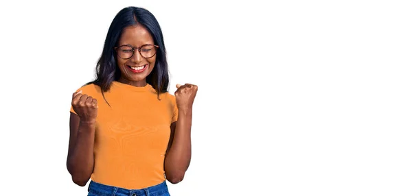 Joven India Vestida Con Ropa Casual Gafas Emocionadas Por Éxito —  Fotos de Stock