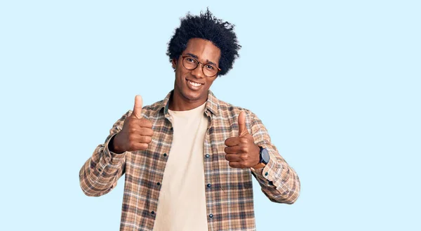 Knappe Afro Amerikaanse Man Met Afrohaar Casual Kleding Bril Succes — Stockfoto