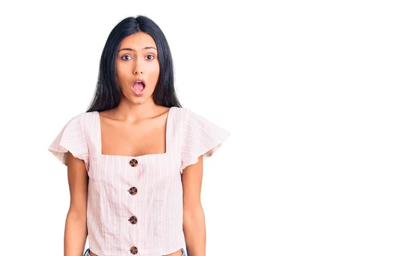 Gündelik Giysiler Giyen Genç Güzel Bir Latin Kız Korkmuş Ağzı — Stok fotoğraf