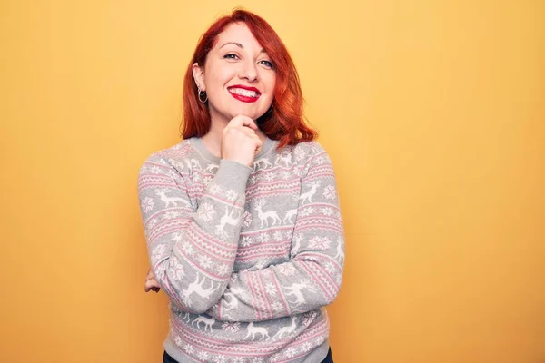 Hermosa Pelirroja Vestida Con Jersey Navideño Con Reno Sobre Fondo — Foto de Stock