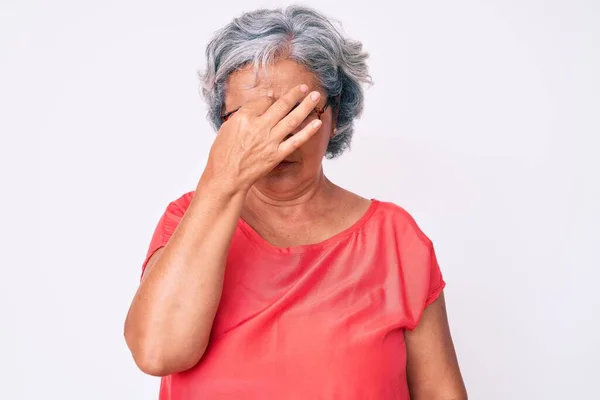 Starsza Latynoska Siwa Kobieta Luźnych Ubraniach Okularach Zmęczona Pocieraniem Nosa — Zdjęcie stockowe