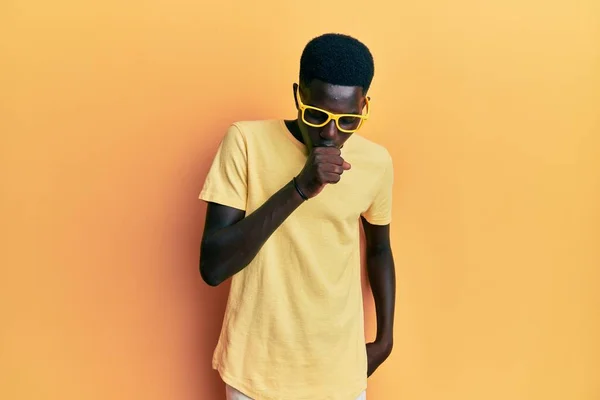 穿着休闲服和眼镜的年轻的非洲裔美国男人感到身体不适 咳嗽是感冒或支气管炎的症状 保健概念 — 图库照片