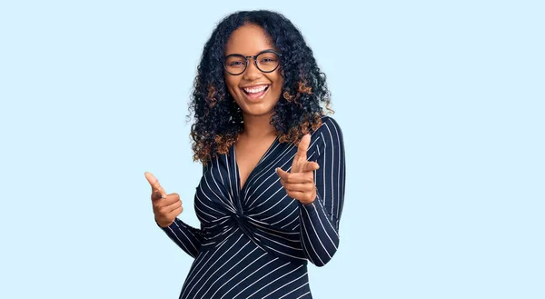 Jovem Afro Americana Vestindo Roupas Casuais Óculos Apontando Dedos Para — Fotografia de Stock